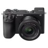Czarny aparat bezlusterkowy z logo "SONY" na korpusie, wyposażony w obiektyw z oznaczeniami "E 3.5-5.6/PZ 16-50 OSS II" oraz "⌀40.5". Na górnej części aparatu widoczne są pokrętła i przyciski sterujące, a także oznaczenie modelu "α6700".
