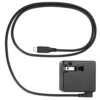 Czarny zasilacz z długim kablem zakończonym wtyczką USB-C, obok widoczna jest prostokątna część zasilacza z gniazdem na kabel. Na wtyczce znajduje się napis "NIKON".