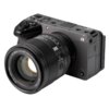 Aparat fotograficzny z zamontowanym obiektywem, na którym widnieje napis: "AF 56mm f/1.2 VCM Asph". Na korpusie aparatu znajduje się logo w kształcie greckiej litery alfa oraz oznaczenie modelu "FX30 Cinema Line".
