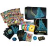 Na zdjęciu znajduje się zestaw kart do gry Pokemon TCG Mega Evolution Elite Trainer Box z motywem Lucario, zawierający różne karty, kości, znaczniki oraz przewodnik gracza. Opakowanie i przewodnik ozdobione są grafiką Lucario, a na kartach widnieje napis 