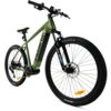 Zielono-czarny rower elektryczny z dużymi kołami, na ramie widoczny napis "indiana". Opony mają oznaczenie "KENDA", a na widelcu znajduje się napis "SR SUNTOUR".