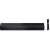 Czarny soundbar z widocznym logo "SHARP" na górnej powierzchni, obok którego znajdują się przyciski z symbolami włączania i regulacji głośności. Obok soundbara znajduje się czarny pilot z kilkoma przyciskami i logo "SHARP" na dole.