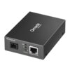 Czarny konwerter z napisem "Omada by TP-Link" na górze obudowy, posiada porty oznaczone jako "MC212CS-20", "PWR", "Link/Act" oraz "Gigabit Ethernet". Na przednim panelu znajdują się trzy zielone diody sygnalizacyjne.