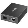 Czarny konwerter z napisem "Omada by TP-Link" na górze obudowy, posiadający porty oznaczone jako "MC211CS-2" i "Gigabit Ethernet" oraz diody sygnalizacyjne opisane jako "PWR" i "Link/Act".