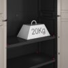 Otwarta szafka warsztatowa z ciemnymi półkami, na jednej z nich znajduje się szary odważnik z uchwytem, oznaczony napisem "20Kg". Wnętrze szafki jest ciemne, a na półkach widoczne są czerwone elementy.