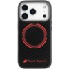 Etui na telefon z czarnym, karbonowym wzorem, ozdobione czerwonym okręgiem i napisem "Audi Sport" na dole. W górnej części widoczne są trzy obiektywy aparatu oraz dodatkowe sensory.