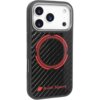 Czarne etui z włókna węglowego z czerwonym okręgiem i napisem "Audi Sport" na dole, zaprojektowane dla telefonu z trzema obiektywami aparatu.