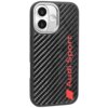 Czarne etui na telefon z wzorem włókna węglowego, z czerwonym napisem "Audi Sport" oraz czerwonym logo w kształcie rombu. W górnej części widoczne są dwa otwory na aparaty fotograficzne.