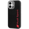 Czarne etui na telefon z teksturą włókna węglowego, na którym widnieje czerwony napis "Audi Sport". W górnej części etui znajduje się wycięcie na aparat z dwoma obiektywami.