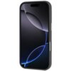 Etui na telefon z czarnym wykończeniem, widoczne na ekranie urządzenia abstrakcyjne wzory w odcieniach czerni i niebieskiego. Po bokach etui znajdują się dwa przyciski.
