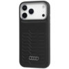 Czarne etui na telefon wykonane z syntetycznej skóry, z widocznym wzorem w kształcie strzałek oraz logo Audi na dole. Etui jest kompatybilne z systemem MagSafe i przeznaczone dla modelu Apple iPhone 17 Pro.