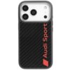 Na zdjęciu widoczne jest czarne etui z włókna węglowego z czerwonym napisem "Audi Sport" umieszczonym pionowo. Etui ma wycięcia na trzy obiektywy aparatu i inne elementy telefonu.