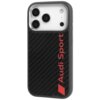 Etui na telefon z widocznym wzorem z włókna węglowego oraz czerwonym napisem "Audi Sport". Etui posiada wycięcia na trzy obiektywy aparatu i dodatkowe elementy.