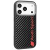 Czarne etui na telefon z wzorem z włókna węglowego, z czerwonym napisem "Audi Sport" wzdłuż boku. Etui ma wycięcia na trzy obiektywy aparatu i dodatkowe otwory na inne elementy telefonu.