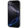 Czarne etui na telefon z widocznymi przyciskami bocznymi, dopasowane do modelu iPhone 17 Pro Max. Na ekranie telefonu wyświetlany jest abstrakcyjny wzór z ciemnymi i jasnymi okręgami.