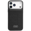 Czarne etui na telefon z trzema widocznymi obiektywami aparatu, posiada wzór w jodełkę oraz logo Audi w dolnej części. Produkt wykonany jest z syntetycznej skóry i jest kompatybilny z MagSafe.