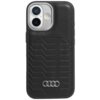 Czarne etui na telefon z syntetycznej skóry, z widocznym wzorem w kształcie strzałek oraz logo Audi na dole. Etui jest przystosowane do systemu MagSafe i przeznaczone dla modelu Apple iPhone 17.