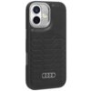Czarne etui na telefon z syntetycznej skóry, z tłoczonym wzorem w kształcie strzałek i widocznym logo Audi na dole. Etui jest dopasowane do modelu telefonu z podwójnym aparatem i okrągłym otworem na lampę błyskową.