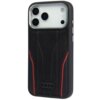 Czarno-czerwone etui na telefon z trzema widocznymi obiektywami aparatu, ozdobione logo Audi z czterema pierścieniami. Etui ma czerwone akcenty wzdłuż boków i jest wykonane z materiału przypominającego skórę.