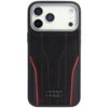Czarno-czerwone etui na telefon z logo Audi na dole, wykonane z materiału przypominającego skórę, z widocznymi trzema obiektywami aparatu telefonu. Etui ma czerwone akcenty po bokach i subtelne przeszycia.