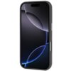 Czarno-czerwone etui na telefon z logo Audi, wykonane z prawdziwej skóry, przeznaczone dla modelu Apple iPhone 17 Pro Max, z funkcją MagSafe. Na ekranie telefonu widoczny jest abstrakcyjny wzór z ciemnymi i jasnymi okręgami.