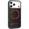 Czarne etui z włókna węglowego z czerwonym okręgiem na środku, przeznaczone do telefonu, z widocznym napisem "Audi Sport" w dolnej części. W górnej części etui znajdują się wycięcia na trzy obiektywy aparatu i lampę błyskową.