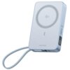 Szary powerbank z napisem "UGREEN" na dole, posiada okrągły wzór z napisem "DESIGNED BY UGREEN" oraz "MORE FOR YOU" na górze. Na boku widoczny jest wyświetlacz z cyframi oraz napis "10000 mAh".