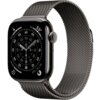 Na zdjęciu widoczny jest smartwatch z okrągłą tarczą, na której znajdują się cyfry i wskaźniki. Urządzenie ma metalową bransoletę o drobnej siatce i ciemnym kolorze.