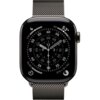 Smartwatch z okrągłą tarczą wyświetlającą analogowy zegar z białymi wskazówkami i oznaczeniami minutowymi oraz cyfrowymi. Koperta wykonana z tytanu w kolorze ciemnym, z mediolańską bransoletą o plecionym wzorze.