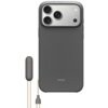 Granitowo-szare etui na telefon z trzema widocznymi otworami na aparaty oraz napisem "beats" na dole. Obok etui znajduje się element w podobnym kolorze z dwoma przewodami.