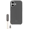 Granitowo-szare etui na telefon z dwoma widocznymi obiektywami aparatu i lampą błyskową, posiada napis "beats" na dole. Obok etui znajduje się dołączony uchwyt z paskiem.
