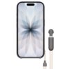 Etui w kolorze granitowo-szarym z funkcją Kickstand MagSafe i kontrolą kamery, przeznaczone do iPhone 17, jest pokazane obok telefonu z abstrakcyjnym wzorem na ekranie. Obok etui widoczny jest szary uchwyt z przewodem.