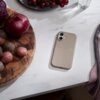 Na zdjęciu znajduje się etui w kolorze alpejskiej szarości z napisem "beats", leżące na białym blacie obok deski z cebulą i ziemniakami oraz talerza z winogronami. Obok widoczna jest szklanka z wodą i fragment materiału.