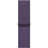 Pasek do zegarka w kolorze mlecznego fioletu, wykonany z teksturowanego materiału, z widoczną klamrą w tym samym odcieniu. Produkt przeznaczony jest do Apple Watch o rozmiarach 38/40/41mm.