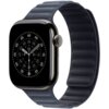 Ciemnogranatowy pasek do zegarka Apple Watch z magnetycznym zapięciem, widoczny na tle zegarka z okrągłą tarczą i wskazówkami. Tarcza zegarka wyświetla cyfry i oznaczenia minutowe.