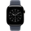 Smartwatch z ciemnogranatowym paskiem, wyświetlający tarczę z białymi cyframi i wskazówkami na czarnym tle. Tarcza zegarka ma oznaczenia minutowe i godzinowe w formie okręgów.