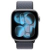 Na zdjęciu znajduje się smartwatch z ciemnym ekranem, na którym widoczne są abstrakcyjne, niebieskie kształty. Pasek zegarka ma teksturę i jest w kolorze marynarskiego granatu.