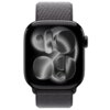 Przedstawiony jest ciemnoszary pasek do zegarka Apple Watch, z wyraźnie widoczną teksturą materiału. Zegarek ma czarną kopertę z abstrakcyjnym wzorem na ekranie.