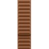 Karmelowy pasek do zegarka z magnetycznym zapięciem, o teksturze przypominającej faliste poduszki. Produkt przeznaczony jest do zegarków Apple Watch o rozmiarach 38/40/41/42 mm.