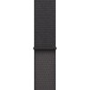 Ciemnoszary pasek do zegarka o teksturowanej powierzchni, z widocznym zapięciem. Produkt przeznaczony do zegarków o rozmiarach 44/45/46/49 mm.