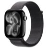 Ciemnoszary pasek do zegarka Apple Watch o rozmiarze 44/45/46/49mm S/M, wykonany z materiału o teksturowanej powierzchni. Zegarek ma czarną kopertę z wyświetlaczem pokazującym abstrakcyjne wzory.