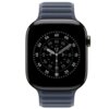 Ciemnoniebieski pasek do zegarka Apple Watch z magnetycznym zapięciem, przymocowany do zegarka z czarną tarczą wyświetlającą cyfry i wskazówki. Tarcza zegarka pokazuje czas z dokładnością do sekund, z oznaczeniami minut i godzin.