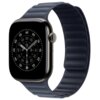 Ciemnoniebieski pasek do zegarka Apple Watch z magnetycznym zapięciem, przeznaczony dla modeli o rozmiarach 44/45/46/49 mm. Zegarek ma czarną tarczę z białymi oznaczeniami godzin i minut oraz srebrną koronkę z boku.