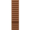 Karmelowy pasek do zegarka o teksturowanej powierzchni z widocznymi, równomiernie rozmieszczonymi, wypukłymi segmentami. Produkt przeznaczony jest do zegarków Apple Watch o rozmiarach 44/45/46/49 mm.