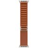 Pasek do zegarka w kolorze terakoty, wykonany z materiału o teksturowanej powierzchni, z metalowym zapięciem i mocowaniami na obu końcach. Produkt przeznaczony do zegarków Apple Watch o rozmiarach 44/45/46/49 mm.