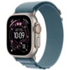 Jasnoniebieski pasek do zegarka Apple Watch jest przymocowany do zegarka z wyświetlaczem pokazującym tarczę z informacjami: "EAGLE POINT 253FT - 1M AGO", "10:09", "12 MPH", "SATELLITE". Zegarek ma metalową obudowę z widocznym przyciskiem i pokrętłem.
