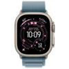 Smartwatch z jasnoniebieskim paskiem wyświetla tarczę z różowymi i białymi elementami, wskazującą godzinę 10:09 oraz informacje takie jak "EAGLE POINT 253FT - 1M AGO" i "12 MPH". Na ekranie widoczne są także ikony oraz wskaźniki dotyczące kierunku i wysok