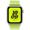 Zegarek Apple Watch z jasnym, zielono-żółtym paskiem Nike Sport Loop, wyświetlający godzinę 10:09 na neonowym żółtym tle z czarnym logo Nike. Tarcza zegarka ma geometryczny wzór z cienkimi liniami tworzącymi kulistą siatkę.