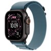 Jasnoniebieski pasek do zegarka Apple Watch z czarną tytanową kopertą, na której wyświetlany jest ekran z różowymi i białymi elementami, pokazujący czas 10:09 oraz informacje takie jak "EAGLE POINT 253FT 1M AGO" i "12 MPH". Zegarek posiada widoczne przyci