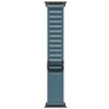 Jasnoniebieski pasek do zegarka z czarnymi elementami z tytanu, przeznaczony do Apple Watch o rozmiarach 44/45/46/49 mm. Pasek ma teksturowaną powierzchnię i prostokątną klamrę.